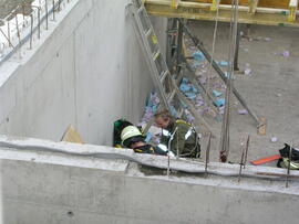 Seiltechnikübung auf der Baustelle des sZenzis/2006 04