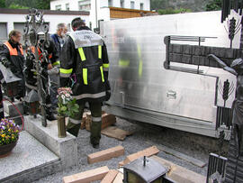 Hilfeleistung für Johann Sailer (vlg. Gloser Hans), Container im Friedhof eingebrochen