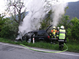 PKW Brand A12, KM 94,8, nach Kollision mit Baum, Höhe Rosenberger