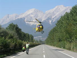 PKW Unfall A12, KM 96, Auto über Böschung, 2 Personen verletzt