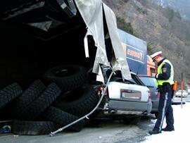 LKW Unfall am Zirlerberg, B177, KM 2,6, Anhänger mit Autoreifen umgestürzt, Ladung verloren, 2 PK...