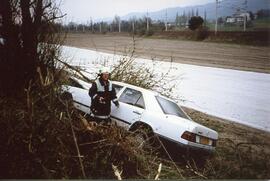 6PKW Unfall A 12, KM 89, Auto über die Böschung und gegen Baum geprallt