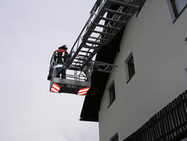 20080109 - RK-weinbergw-4Hilfeleistung für die Rettung, Personenbergung mit DL, Weinbergweg