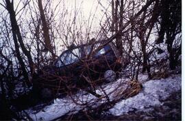 Glatteis auf A12, KM 95-98, mehrere PKW und Klein-LKW zusammengestoßen, über Böschung gestürzt