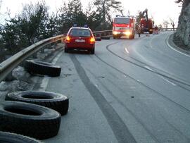 LKW Unfall am Zirlerberg, B177, KM 2,6, Anhänger mit Autoreifen umgestürzt, Ladung verloren, 2 PK...