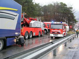 LKW Unfall B177, KM 2,4, LKW in der Steigung hängen geblieben, Fahrbahn mit Diesel verunreinigt