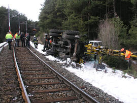 Bagger stürzt neben Geleise der Mittenwaldbahn