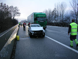 PKW Unfall A12, KM 92,5, Zusammensto0 von 3 Autos, im Staubereich dann ein weiterer Auffahrunfall