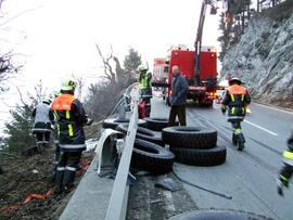 LKW Unfall am Zirlerberg, B177, KM 2,6, Anhänger mit Autoreifen umgestürzt, Ladung verloren, 2 PK...