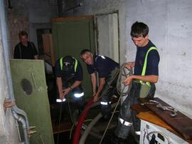 Pumparbeiten bei Firma VOG, Wassereintritt im Keller