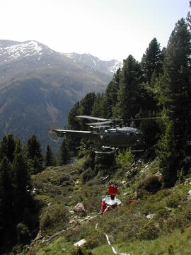 Waldbrand in Gries i. Sellrain, Hilfeleistung, Transport v. Flugeinsatzmaterial