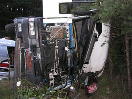 LKW Unfall B177, KM 4,2, Sattelzug umgestürzt, Fahrer eingeklemmt