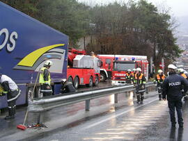 LKW Unfall B177, KM 2,4, LKW in der Steigung hängen geblieben, Fahrbahn mit Diesel verunreinigt