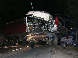 LKW Unfall B177, KM 4,2, Sattelzug umgestürzt, Fahrer eingeklemmt