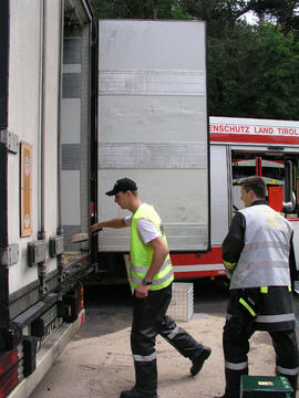 LKW Unfall B177, KM 2,6 bis 2,9, nach Verrutschen der Ladung auslauf von Olivenöl