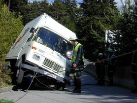 Klein-LKW droht im Bremsweg umzustürzen, B177, KM 4,3, Bergung