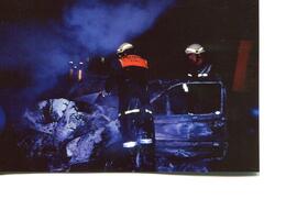 PKW Brand A12, KM 89, Auto über Böschung und Feuer gefangen
