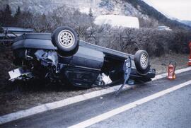 PKW Unfall, A12, KM 84, gegen Mittelleitschiene, Aufräumungsarbeit, Ölbindemittel,