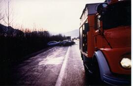 Glatteis auf A12, KM 95-98, mehrere PKW und Klein-LKW zusammengestoßen, über Böschung gestürzt