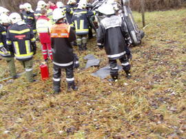 PKW Unfall A12, KM 92, PKW über Böschung, Lenkerin eingeklemmt, Personenbefreiung