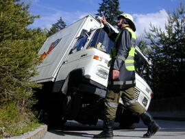 Klein-LKW droht im Bremsweg umzustürzen, B177, KM 4,3, Bergung