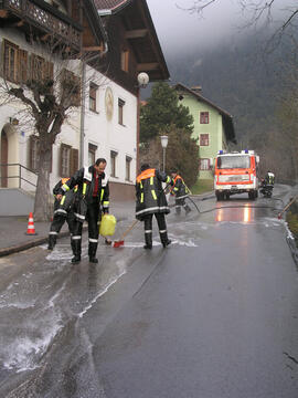 Ölspur in der Bühelstraße, Fragensteinweg, Defekt des Hydraulikschlauches des Streuwagens der Gem...