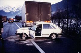 Glatteis auf A12, KM 95-98, mehrere PKW und Klein-LKW zusammengestoßen, über Böschung gestürzt