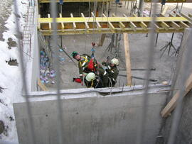 Seiltechnikübung auf der Baustelle des sZenzis/2006 04