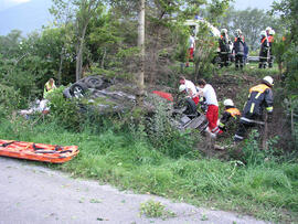 PKW Unfall A12, KM 97,5, Auto mit 5 Insassen über die Böschung, Bergungsarbeiten