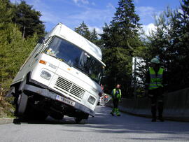 Klein-LKW droht im Bremsweg umzustürzen, B177, KM 4,3, Bergung