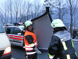 PKW Unfall A12, KM 92,5, Zusammensto0 von 3 Autos, im Staubereich dann ein weiterer Auffahrunfall