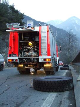 LKW Unfall am Zirlerberg, B177, KM 2,6, Anhänger mit Autoreifen umgestürzt, Ladung verloren, 2 PK...