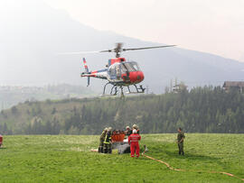 Waldbrand entlang der Brennerbahn, Hilfeleistung durch Flughelfer