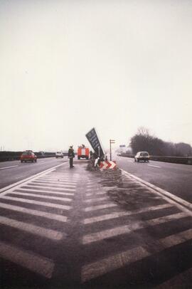 PKW Unfall, A12, KM 87, PKW gegen Mittelleitschiene und Wegweiser, Aufräumarbeiten