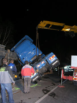 LKW Unfall, Sattelzug umgestürzt, L13, KM 0,5, Bergungsarbeiten