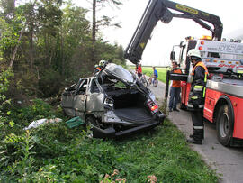 PKW Unfall A12, KM 97,5, Auto mit 5 Insassen über die Böschung, Bergungsarbeiten