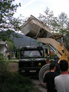 LKW Unfall, Bergung eines Mischwagens, L11, KM 14, beim Überfahren der Brücke eingebrochen