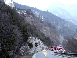 LKW Unfall am Zirlerberg, B177, KM 2,6, Anhänger mit Autoreifen umgestürzt, Ladung verloren, 2 PK...