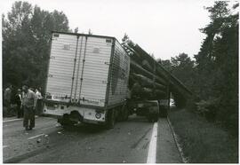 LKW Unfall  Zirlerberg, Kühlwagen fährt auf Holztransporter