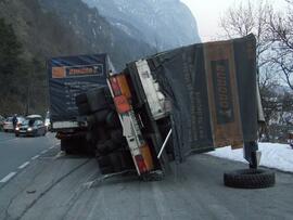 LKW Unfall am Zirlerberg, B177, KM 2,6, Anhänger mit Autoreifen umgestürzt, Ladung verloren, 2 PK...