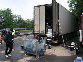 LKW Unfall B177, KM 2,6 bis 2,9, nach Verrutschen der Ladung auslauf von Olivenöl