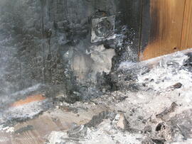 Balkonbrand im Äueleweg, Müll  und Asche im Karton am Balkon
