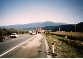 Ölspur auf A12, KM 85, Motorschaden bei LKW, 350 Meter Ölspur, Öl binden