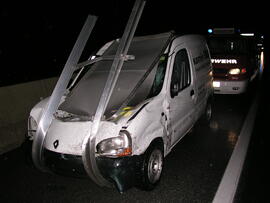 PKW Unfall A12, KM 89, Vorwegweiser umgefahren, Fahrer flüchtig