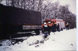 LKW Zug bergen auf dem Feldweg zum Schärmerhof in Inzing