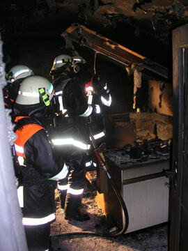 Wohnungsbrand in der Rußhütte, Küche im 2. Stock, 1 Personen über Stiegenhaus, 1 über die DL gere...