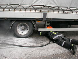 LKW mit überhitzten Bremsen, B177