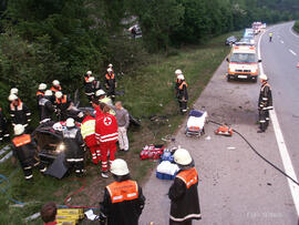 PKW Unfall, A12, KM 100, PKW über Böschung, 1 Person eingelemmt, Personenbergung