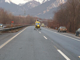 PKW Unfall, A12, KM 100, PKW überschlagen und gg. Baum geprallt