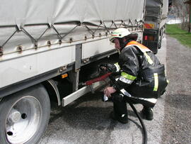 LKW mit überhitzten Bremsen, B177